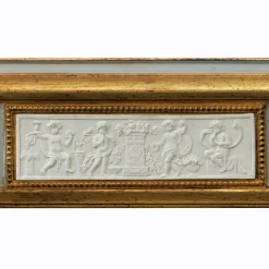 Caiafa Specchio da parete classico dorato con placchette in porcellana biscuit di Capodimonte><noscript><img width=