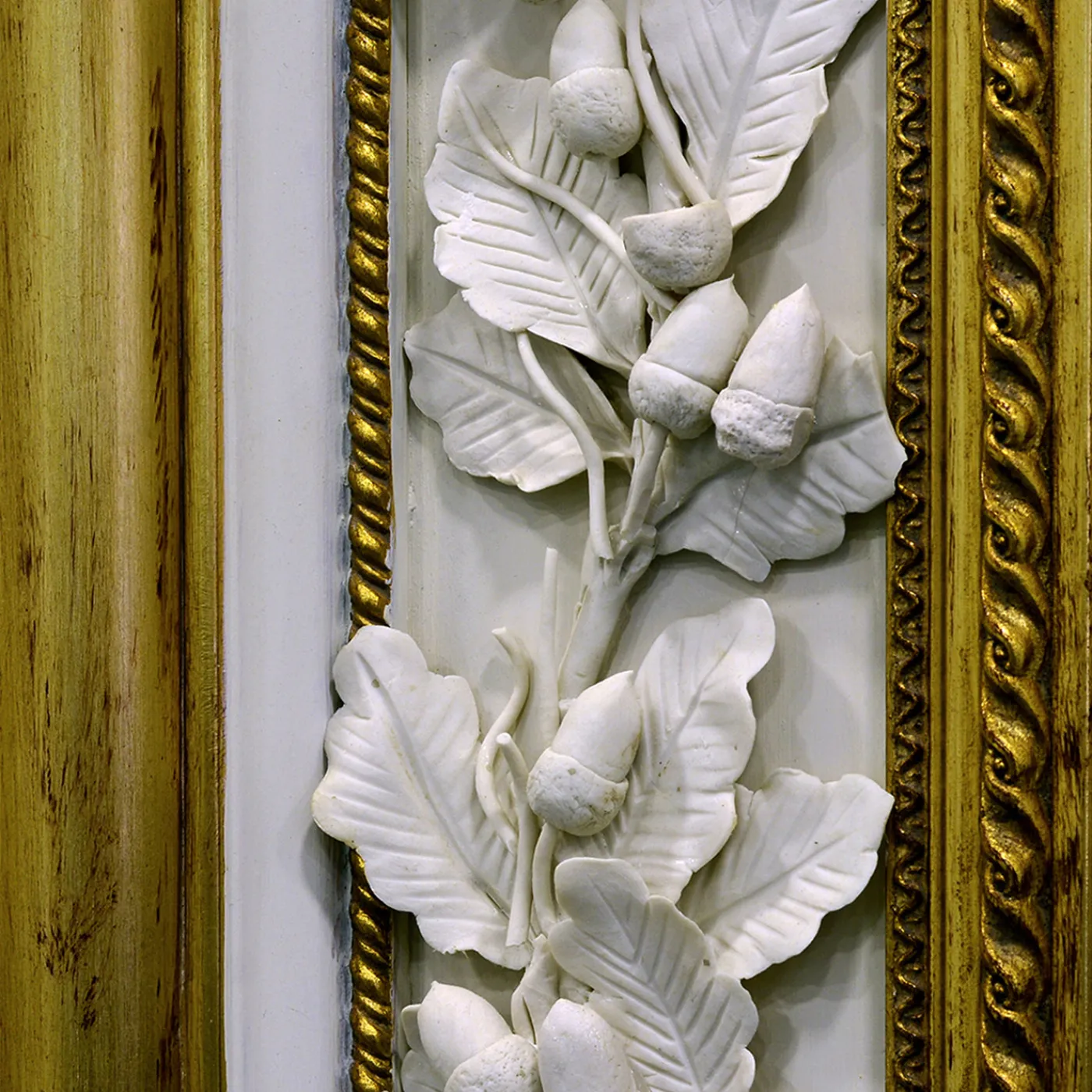 Caiafa Specchio da parete dorato con decorazioni in porcellana biscuit di Capodimonte> Specchi Da Parete