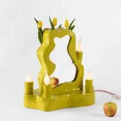 Secondome Edizioni Specchio da tavolo Clouds in ceramica gialla con luce di Onka Allmayer-Beck><noscript><img width=