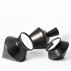 Studio Lievito Specchio da tavolo Nero 30 bucchero di e Maddalena Vantaggi> Sculture Decorative