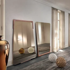 Pacini & Cappellini Specchio Destiny con cornice in massello di noce canaletto di Marco Corti><noscript><img width=