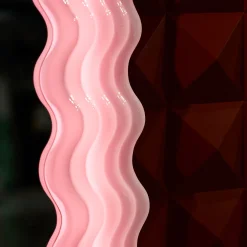 Poltronova Specchio e lampada da terra Ultrafragola di Ettore Sottsass><noscript><img width=