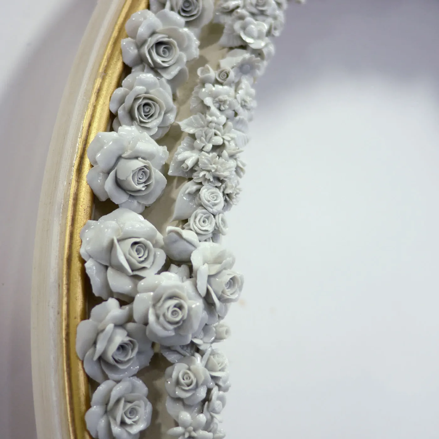 Caiafa Specchio rotondo dorato con rose in porcellana di Capodimonte> Specchi Da Parete