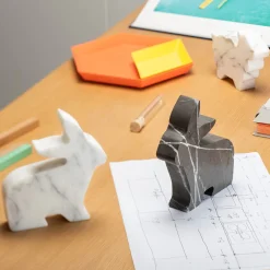 Kimano Statuetta Coniglio di colore grigio di Alessandra Grasso><noscript><img width=