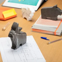 Kimano Statuetta Maialino grande grigio di Alessandra Grasso><noscript><img width=