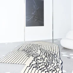 Carpet Edition The Floor Is Lava - Tappeto Lava Line bianco e nero di PLACéE><noscript><img width=