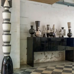 Rometti Totem Il Celebrante #2 di Ugo La Pietra><noscript><img width=