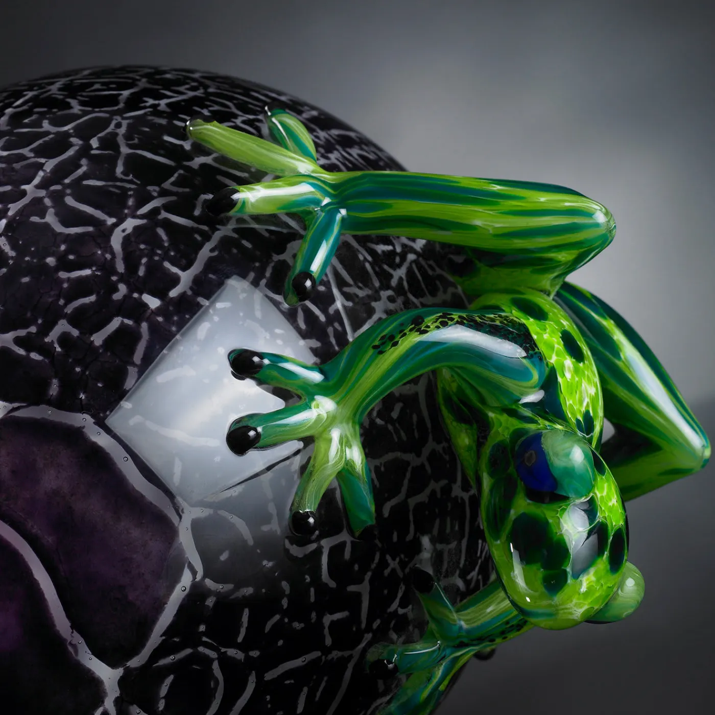 VGnewtrend Uovo di vetro nero screziato con rane verdi> Statuine