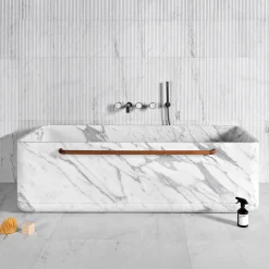 Luce Di Carrara Vasca da bagno in marmo Monolithos con porta asciugamani in legno><noscript><img width=