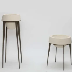 Pimar Limestone Vaso alto Capasa in ferro e pietra calcarea leccese di Silvio De Ponte><noscript><img width=