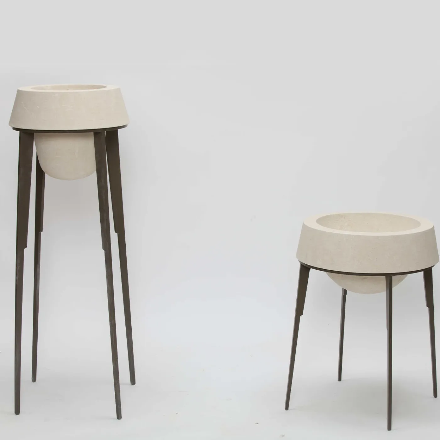 Pimar Limestone Vaso alto Capasa in ferro e pietra calcarea leccese di Silvio De Ponte> Cachepot E Portavasi