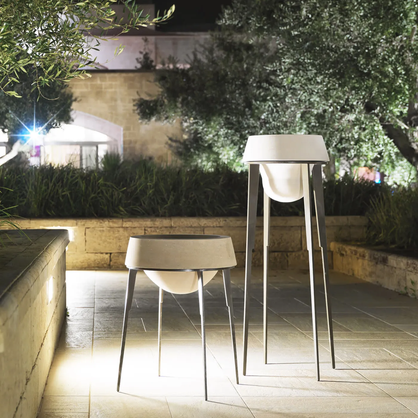 Pimar Limestone Vaso alto Capasa in ferro e pietra calcarea leccese di Silvio De Ponte> Cachepot E Portavasi