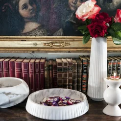 FiammettaV Home Collection Vaso alto in marmo bianco di Carrara di Jacopo Simonetti><noscript><img width=