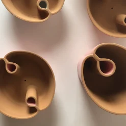 Sabrina Sguanci Baroni Vaso Bitubo in terracotta><noscript><img width=