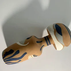 Enryhands Vaso Decorativo U2 con Motivo Astratto in Terracotta><noscript><img width=