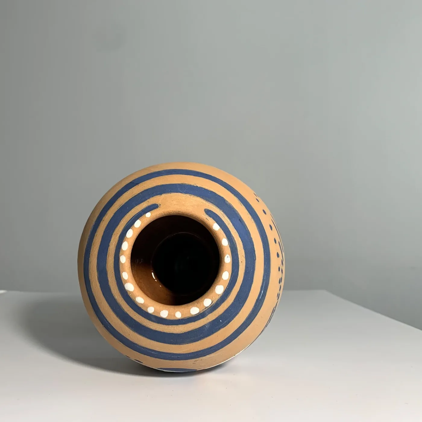 Enryhands Vaso Decorativo U2 con Motivo Astratto in Terracotta> Vasi Decorativi