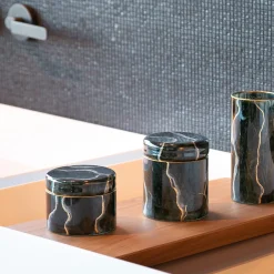 Griffe Montenapoleone by Vetrerie di Empoli Vaso di vetro basso nero ispirato al marmo di Portoro con coperchio><noscript><img width=