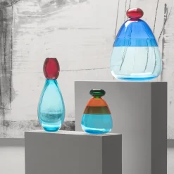 Purho Vaso grande con coperchio Kount Red-Blue-Light Blue di Karim Rashid> Vasi Con Coperchio