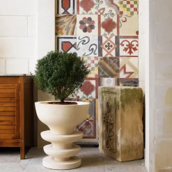 Pimar Limestone Vaso in pietra calcarea Ondulation di Matali Crasset> Cachepot E Portavasi