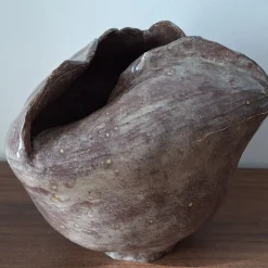 Cristina Cavallari Vaso Petalo 2 in Ceramica Marrone a Forma di Petalo><noscript><img width=