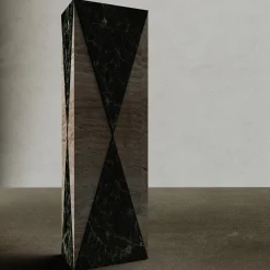 Carcino Design Vaso Polimelus Verde Alpi e Travertino><noscript><img width=