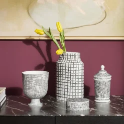 Cassina Vaso Post Scriptum in bianco e nero con coperchio di Formafantasma><noscript><img width=