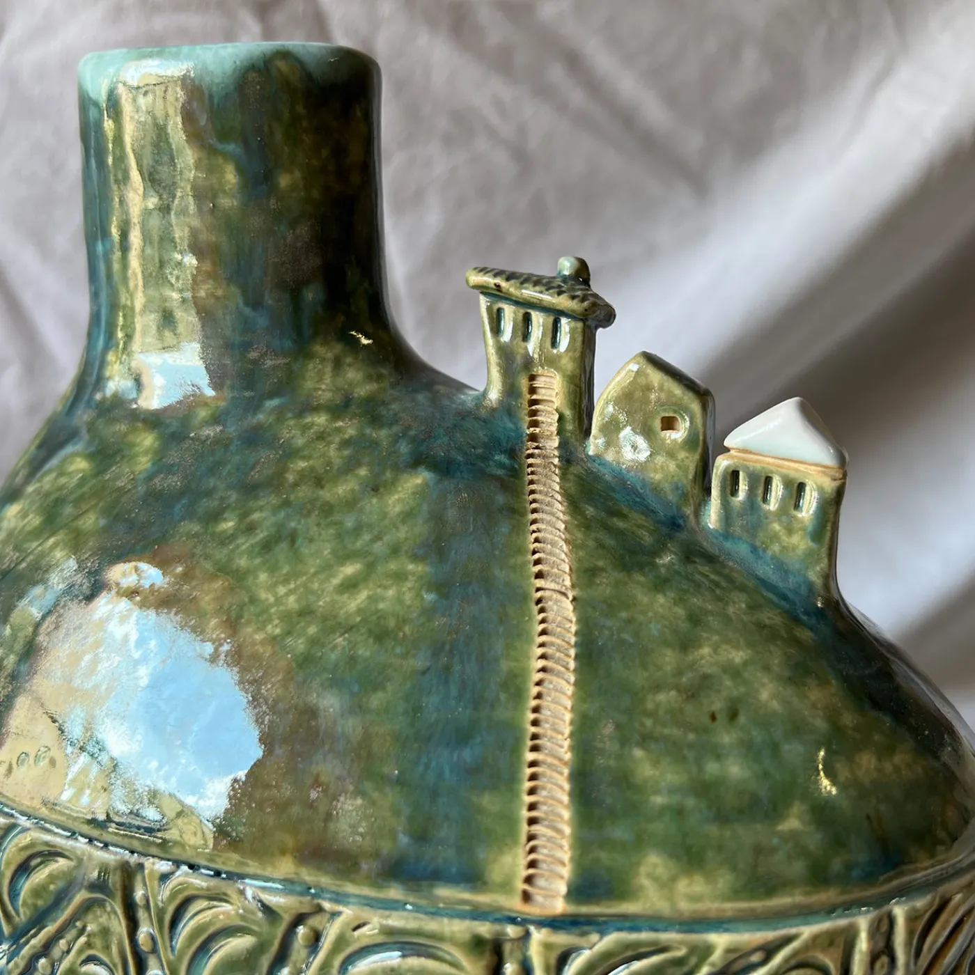 Metakeramos Vaso Versante Silenzioso in Ceramica Verde della Collezione Micromondo> Vasi Decorativi