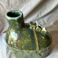 Metakeramos Vaso Versante Silenzioso in Ceramica Verde della Collezione Micromondo><noscript><img width=